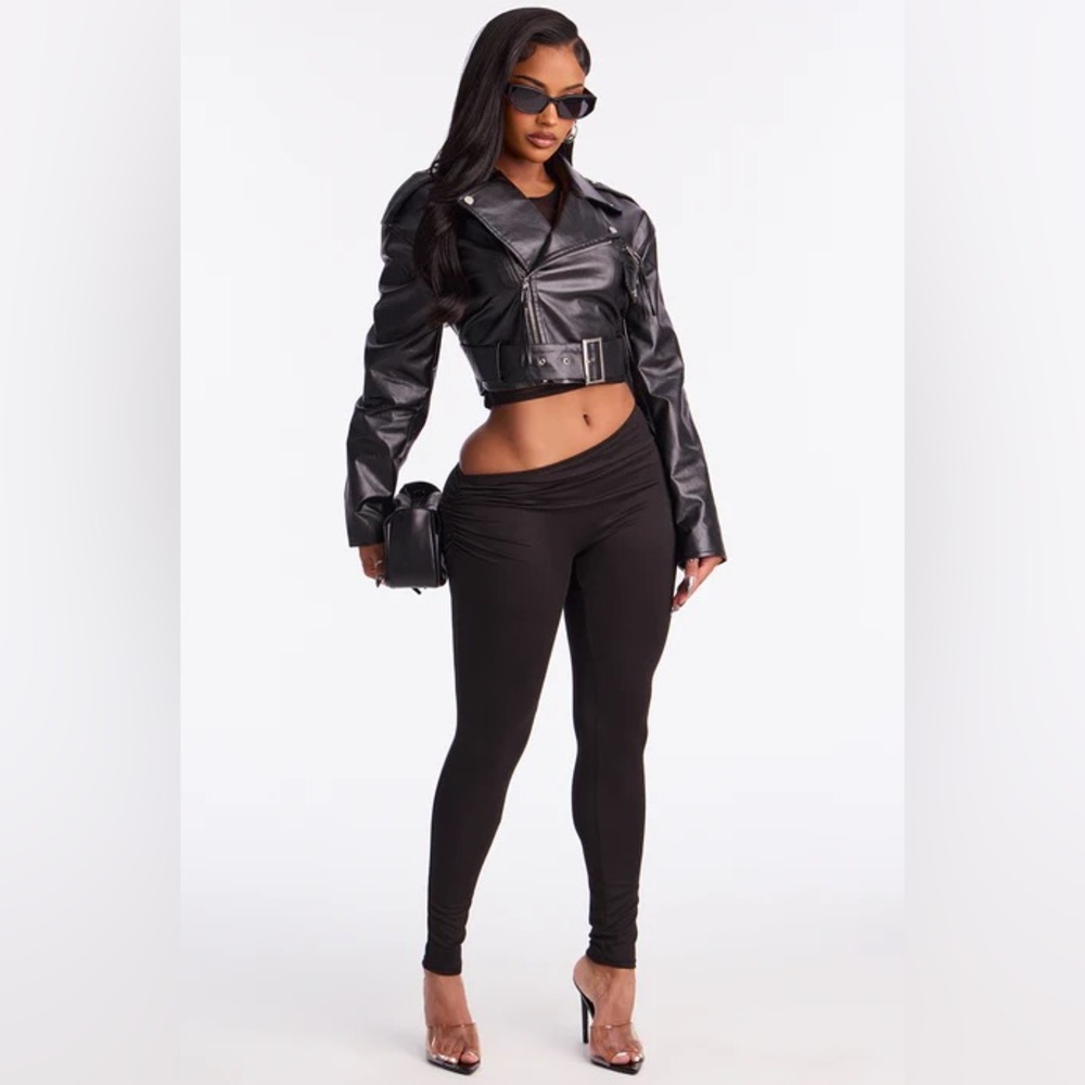 Don’t Peek Ruched Asymmetrical Low-Rise Sculpting Leggings - Black